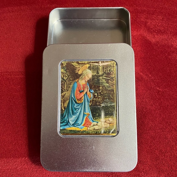Custom made metal tin with unique nativity picture. - Picture 7 of 10